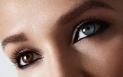 Choáng với công nghệ biến màu mắt nâu thành xanh giá 5000 USD