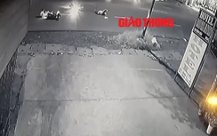 Video: Thanh niên "đầu trần" đi ngược chiều đâm trọng thương nữ công nhân