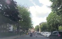 Video: Nam thanh niên phi thân chặn hai tên cướp như phim hành động