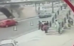 Video: Xe tải đâm sập cầu đi bộ như phim "Ngày tận thế"