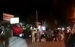 Video: Hai nhóm thanh niên chém nhau kinh hoàng ở Bình Dương