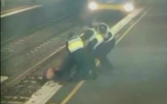 Video: Giải cứu cô gái say rượu ngay trước mũi tàu điện ngầm