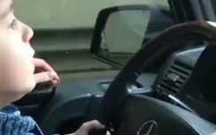 Video: Sốc cảnh bé 4 tuổi phóng ôtô gần 100/km trên đường cao tốc