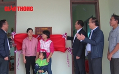 Video: Trao nhà tình nghĩa cho cô gái hiến tạng mẹ cứu người