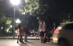 Video: Nhóm bạn trẻ vác loa hát giữa đường Hà Nội đông xe cộ