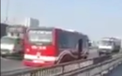 Video:Hoảng hồn xe khách phóng ngược chiều như bay trên đường vành đai 3