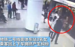 Video: Đạp vào bụng bà bầu 5 tháng để tranh chỗ tàu điện ngầm