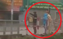 Vượt đèn đỏ, đôi nam nữ bị CSGT bắt đứng điều tiết giao thông?