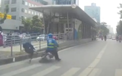 Video: Xe máy vượt đèn đỏ đâm bay nữ sinh vào làn BRT