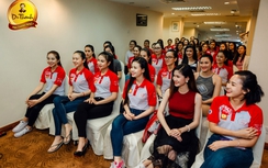 Thí sinh Hoa khôi sinh viên tươi tắn chuẩn bị cho đêm chung kết