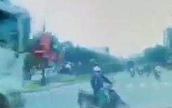 Video: Nữ "ninja" tạt đầu hàng loạt xe tải bị ô tô đâm văng