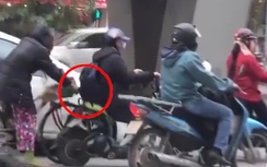 Người phụ nữ thản nhiên móc túi khi dừng đèn đỏ giữa Hà Nội