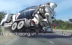 Video: Hoảng hồn xe bồn lật nghiêng, suýt đè nát ô tô 7 chỗ