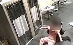 Video: Tù nhân nhảy lầu tự tử, quản ngục lấy thân mình cứu sống
