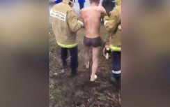 Video: Hồi hộp cảnh cứu người đàn ông kẹt dưới đường ngầm nước nóng