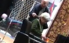 Video: Cụ ông đưa cụ bà đi làm tóc gây "sốt" dân mạng