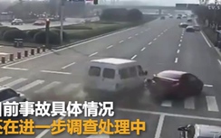 Video: Xe 16 chỗ vượt đèn đỏ, đâm văng ôtô, cán người đi bộ