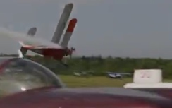 Video: Máy bay bốc khói, lao thẳng xuống đất sau màn nhào lộn