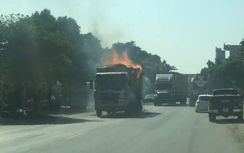 Video: Xe tải cháy ngùn ngụt giữa đường ở Thái Bình