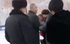 Bố từ biệt con gái trước giờ tử hình khiến nhiều người rơi lệ