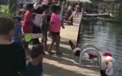 Video: Sốc cảnh ông già Noel ngã xuống sông khi đi phát quà