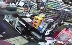 Bị chủ hàng rút súng dọa, tên cướp cầm dao... chạy "tụt dép"