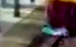 Khó tin: Bị tàu hỏa cán vẫn sống sót đứng dậy chạy nhảy