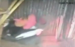 Video: Mẹ để con vặn tay ga khiến cả hai lao vào nhà dân