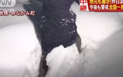 Video: Tuyết rơi dày gần 1m ở Nhật Bản khiến người dân khốn đốn