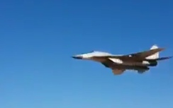Video: Thót tim nhìn chiến đấu cơ Syria sượt qua đầu đám đông