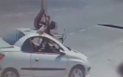 Video:Ngông nghênh đạp xe ngược chiều, cậu bé bị ôtô đâm văng lên nóc