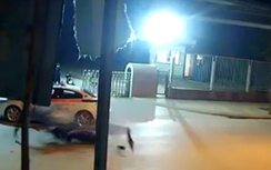 Video: Xe máy lao như điên vào đuôi taxi, nam thanh niên nguy kịch