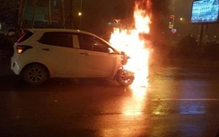 Hà Nội: Ô tô bất ngờ bốc cháy dữ dội giữa trời mưa lạnh