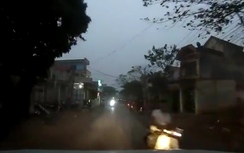 Video: Mải nhìn điện thoại, thanh niên không MBH suýt đâm đầu ô tô