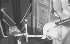 Video: Tài xế xe buýt bất ngờ tử vong khi đang đón khách