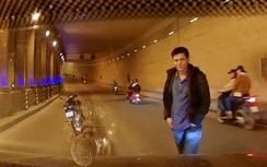 Thanh niên vô cớ chặn và cầm gạch đập ôtô giữa phố Hà Nội