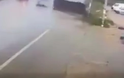 Video: Ô tô lật nghiêng, xoay tròn khiến tài xế bay khỏi xe