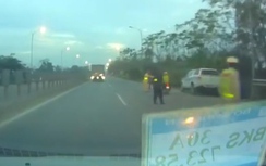 Video: Né CSGT, xe máy đâm văng cảnh sát cơ động