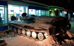 Trộm xe bọc thép quân đội đâm vỡ siêu thị để cướp rượu vang