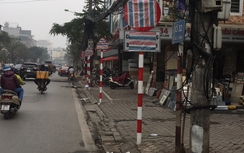 Biển báo giao thông trên phố Cát Linh bất ngờ bị che kín