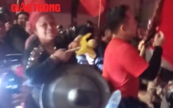 Video: Cụ bà gõ cồng chiêng giữa phố Hà Nội mừng U23 Việt Nam