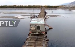 Video: Xe tải phóng như bay qua cây cầu nguy hiểm nhất hành tinh