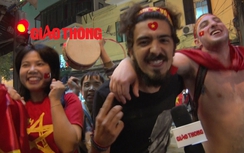 Video: "Tây ba lô" cởi trần nhảy giữa Hà Nội mừng U23 Việt Nam