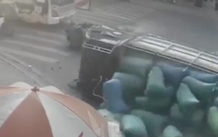 Bị xe tải đâm văng vẫn khỏe mạnh đứng dậy kiểm tra xích lô