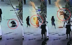 Video: Đốt pháo trên miệng cống, cậu bé văng thẳng lên trời