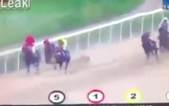 Video: Nài ngựa ngã "chổng vó", ngựa vẫn phăm phăm lao về đích