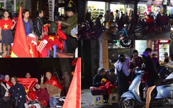 Người Hà Nội kéo tới phố cổ mua cờ cổ vũ U23 Việt Nam