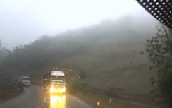 Video: Xe tải rồ ga "cướp" làn, vượt ẩu nguy hiểm ở Mộc Châu