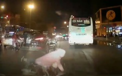 Video: "Ninja" Lead bị 2 ô tô đâm vì... rẽ như chốn không người