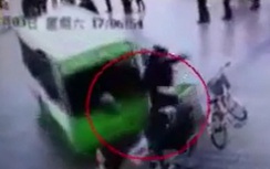 Video: Xe buýt điện lao như "thú dữ" cán hàng loạt người đi bộ